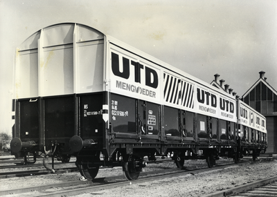 169851 Afbeelding van de gesloten goederenwagen (schuifwandwagen) nr. 21 84 022 0 500-7 van UTD Mengvoeder op het ...